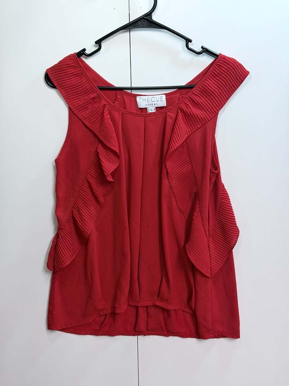 The Cue Cher Qu Red Pleated Ruffle Sleeveless Blouse Size L